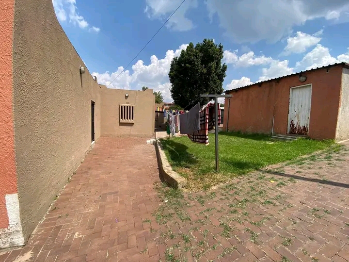 Big room to rent in phase 1. available immedi  in Alexandra