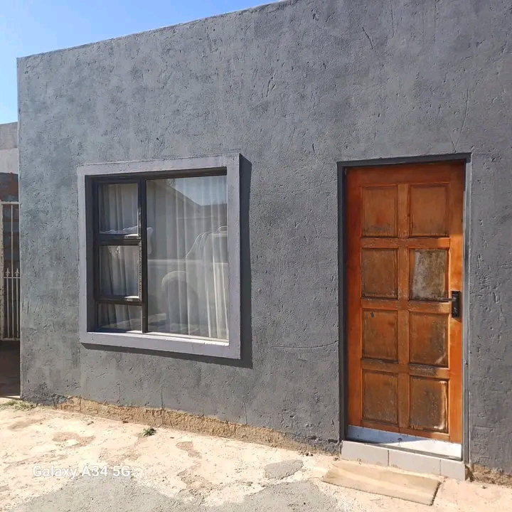 Room to rent @ ext 6 near chicken dust for r1  in Palm Ridge