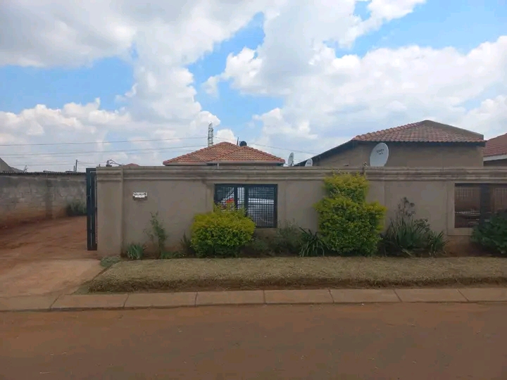 3 bedroom house available for rental at r5500  in Lufhereng