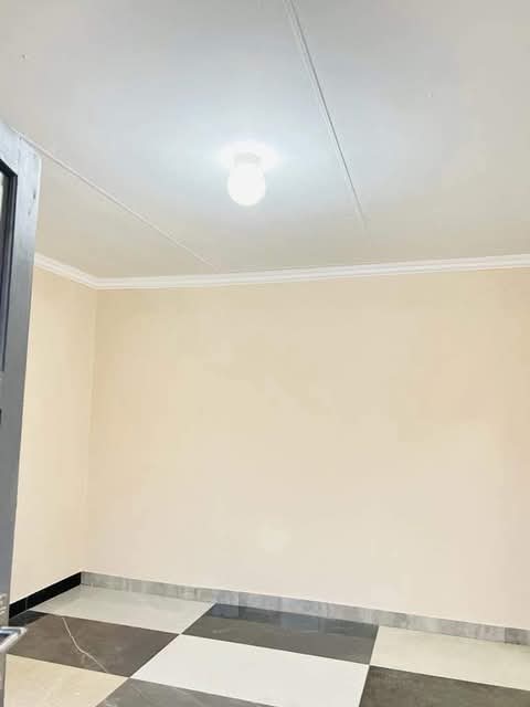 1 bachelor unit available
- fully fitted, ti  in Spruitview