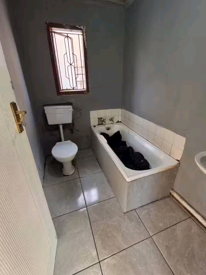 2 bedrooms house with built in wardrobes,fitt  in Vosloorus