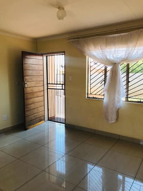 2 bedroom house for rent . r5000/per month.   in Sky City