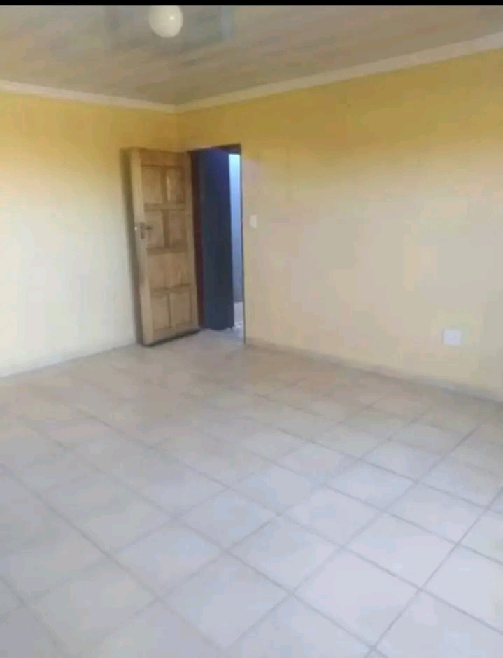 Spacious garage available for rental r1600 wi  in Protea Glen