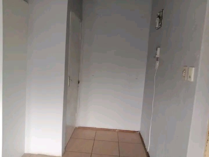 Outside room available 

rent is r2950 depo  in Cosmo City
