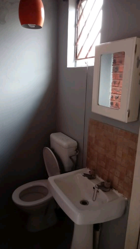 A spacious ensuite is available for r3000 at   in Pimville