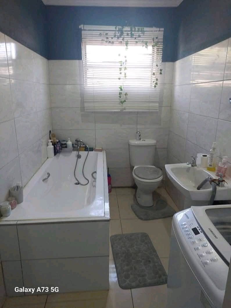 2 bedroom cottage rental 
**available from t  in Clayville