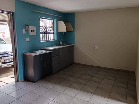 1 spacious bedroom bachelor with fitted kitch  in Birch Acres