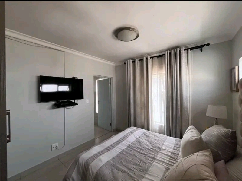 3 bedroom house with a swimming pool availabl  in Centurion