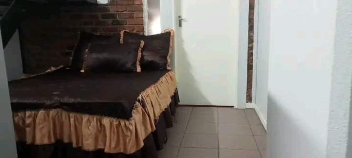 I m looking for a lady to share a space bedro  in Johannesburg