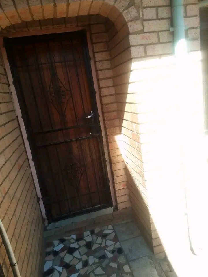 Small room available at r1000 soweto contact   in Orlando East