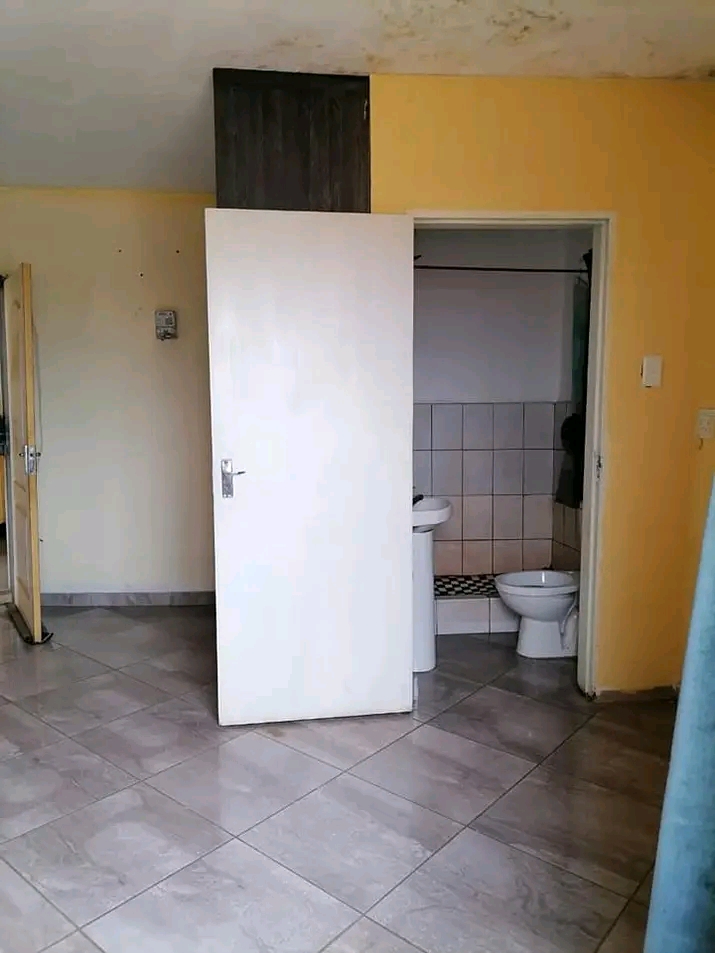 Studio with a kitchen, own toilet and shower   in Benoni