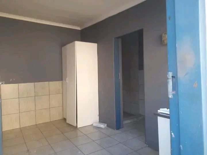 Bachelor unit to let in 7th avenue jhb r2200   in Bezuidenhout Valley