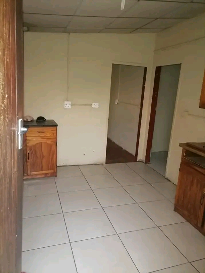 3 room house 🏠 available at zone6 rent r25  in Meadowlands