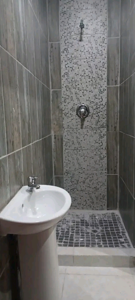 Hello everyone, we have batchelor  room avail  in Clayville