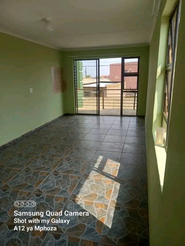 Garage zone 6 up fire rental 1600 and deposit  in Meadowlands