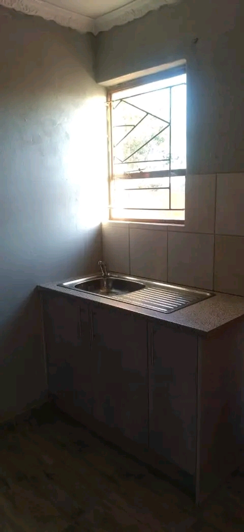 Cottage
rent r4000
deposit same 

  spaci  in Dawn Park