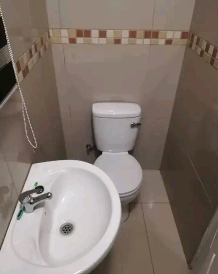 Bachelor available near meat meat for r2500pm  in Orlando East