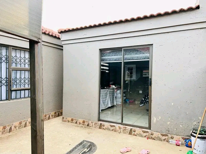 2 bedroom house with 1 empty outside room  ho  in Protea Glen
