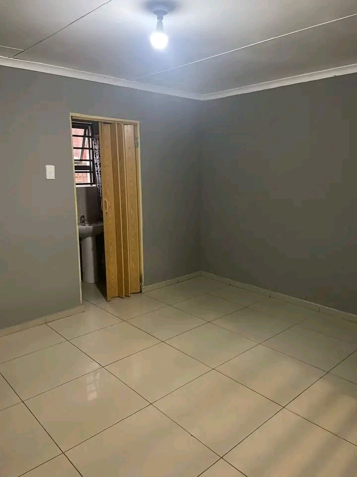 Fitted bachelor room available to rent immedi  in Vosloorus