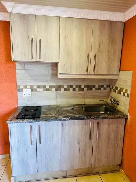 Bachelor available from the 1st of march. ext  in Vosloorus