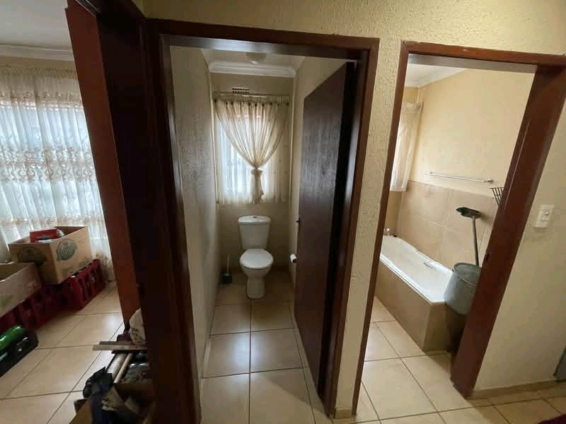 House in gardens
available immediately 
ren  in Leondale