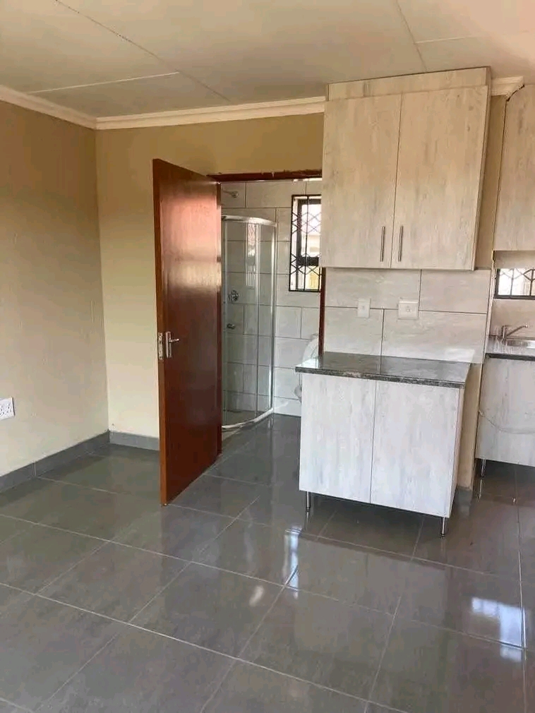 Bachelor s available for rental
are: ext 2
  in Vosloorus