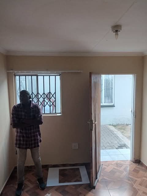 2 rooms available in allendale next to tallga  in Allandale