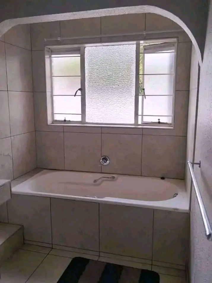 Room available move in immediately r3900 incl  in Sandton