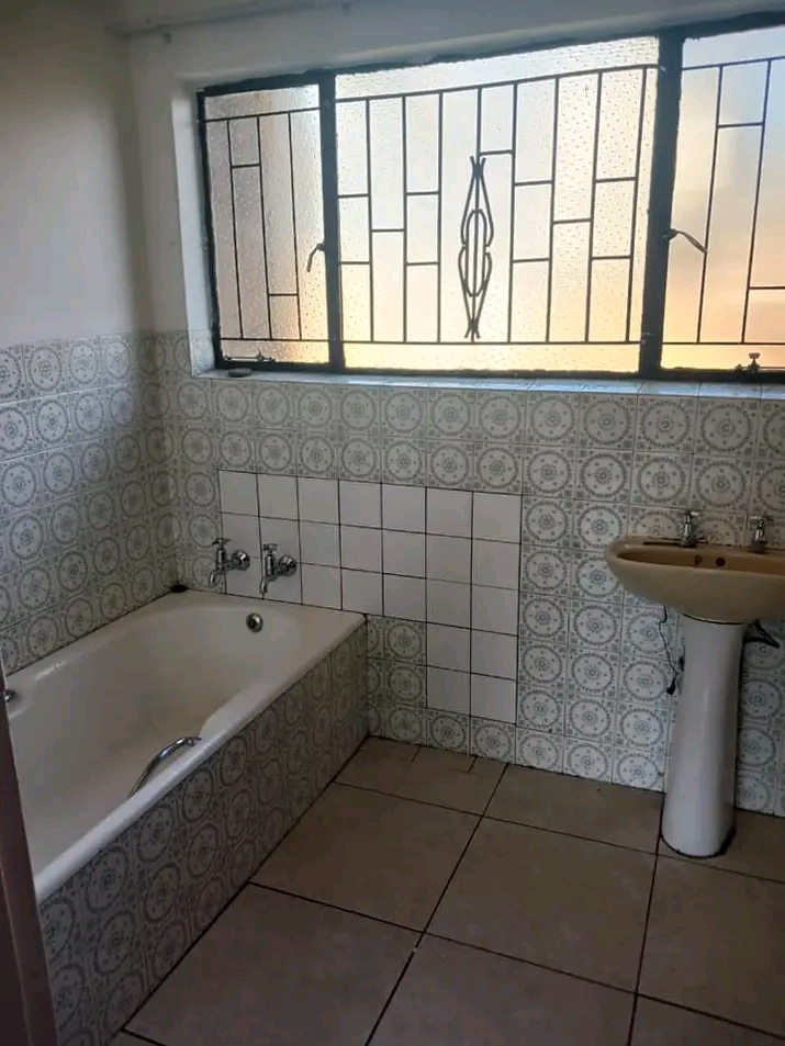 This gorgeous and clean cottage is located in  in Olifantsfontein