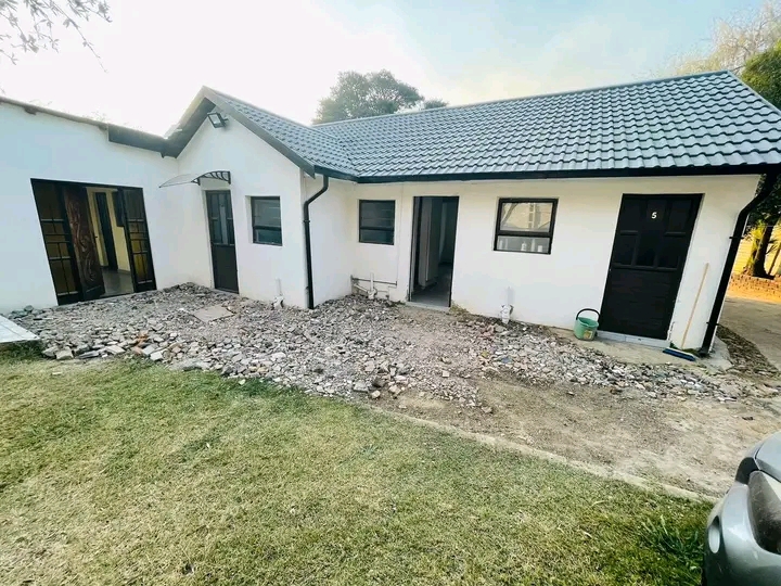 1 separate bedroom cottage with open plan kit  in Esther Park