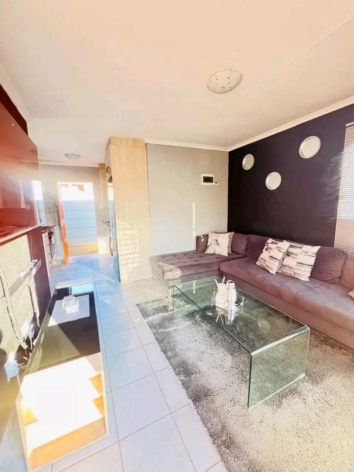 Neat & clean 3 bedroom house. 
empty & avail  in Alberton