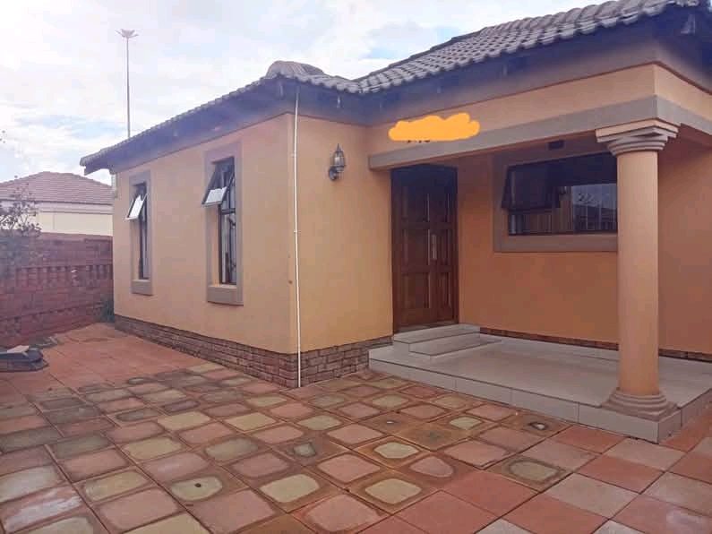 2 bedroom house (one of the bedrooms fits 2 b  in Protea North