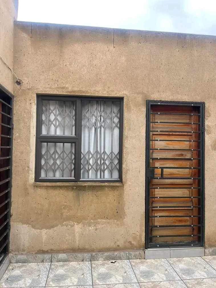 Room to rent at koma road next to transportat  in Zondi