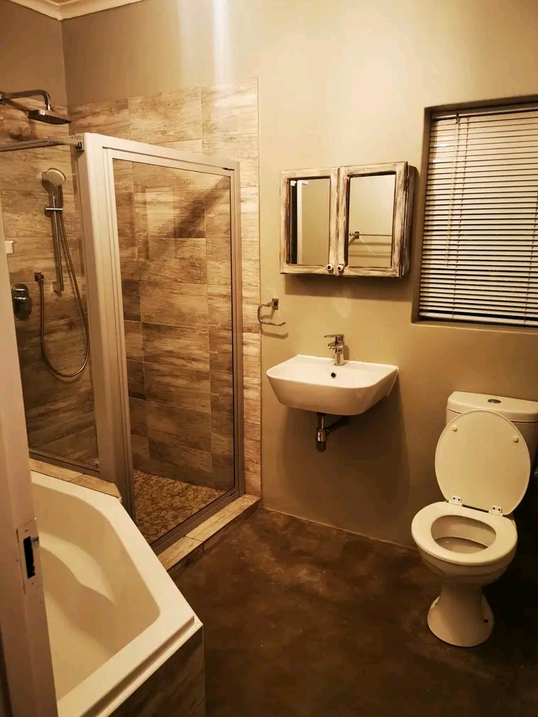 House for rent
farrarmere
3 bedroom
2 bath  in Benoni