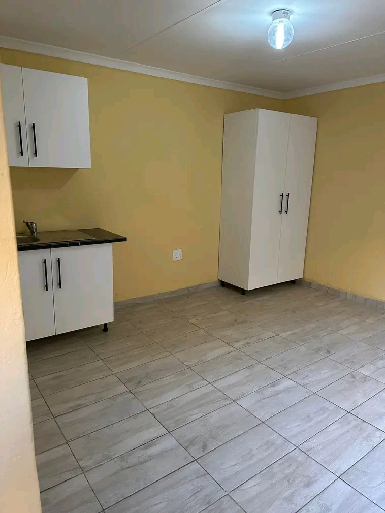 Grand batchelor rooms to rent
includes: kitc  in Tsakane