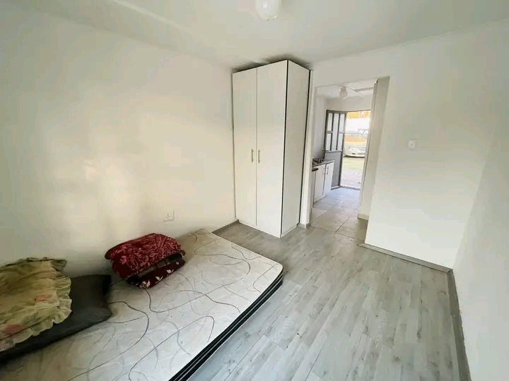 1 separate bedroom cottage with open plan kit  in Esther Park
