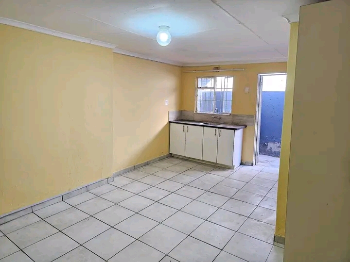 Bachelor cottage to rent
 44 victoria street  in Rosettenville