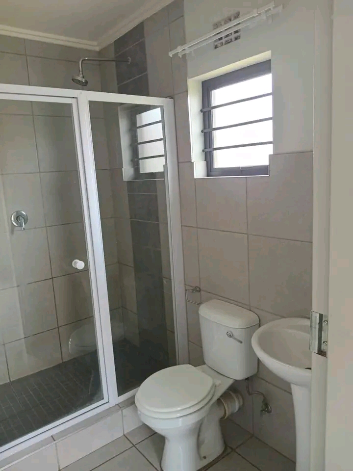 3 bedroom house to lease in 44 for r6500

f  in Soweto