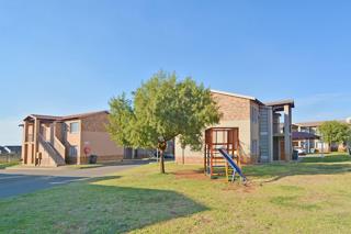 Lovely and spacious 2 bedroom 1-bathroom apar  in Protea Glen