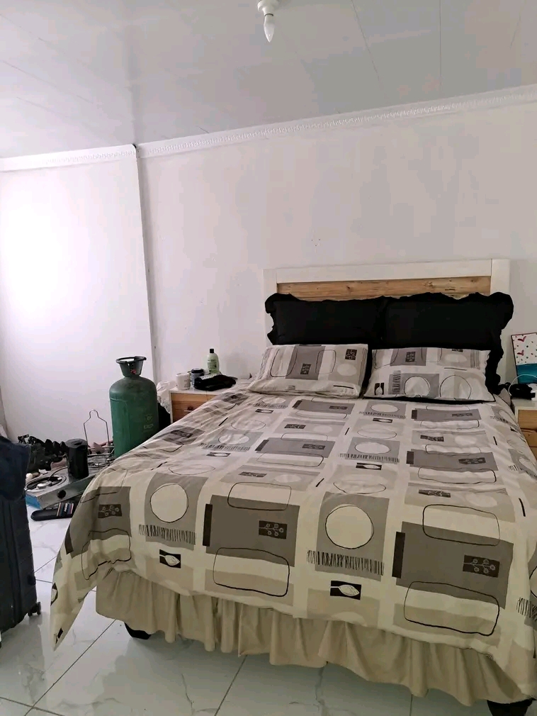 2 beds
main bed has built-ins and ensuite (s  in Zola
