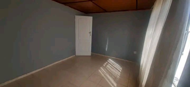 Zone 2 
fitted kitchen 
lounge 
full bathr  in Pimville