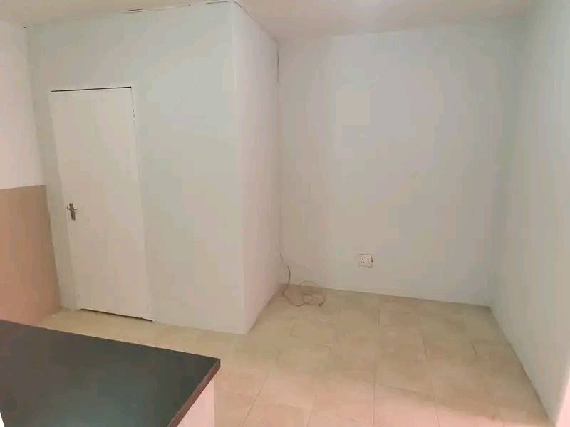 1 bedroom apartment.  r3800 rent.  r1500 depo  in Ebony Park