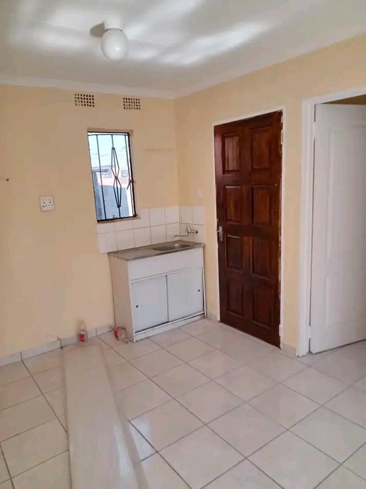 The house is not fitted.....its a 3 bedroom h  in Protea Glen