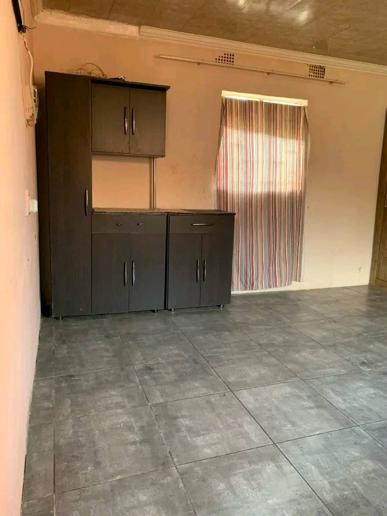 Open room with shower to share r1700 rent, (   in Orlando East