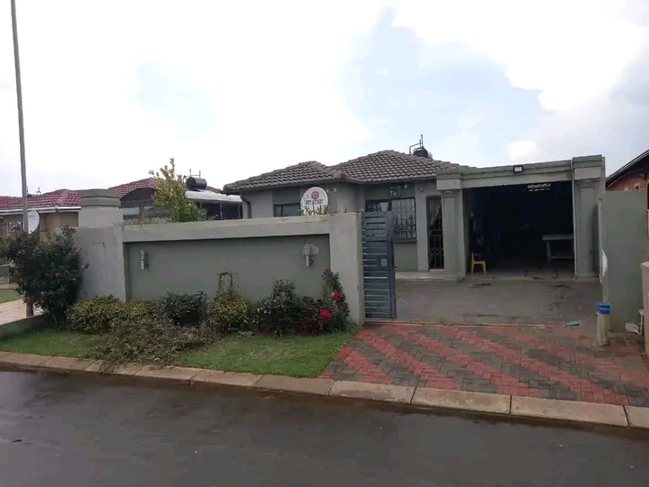 House to let
rental price:r7000 plus deposit  in Windmill Park