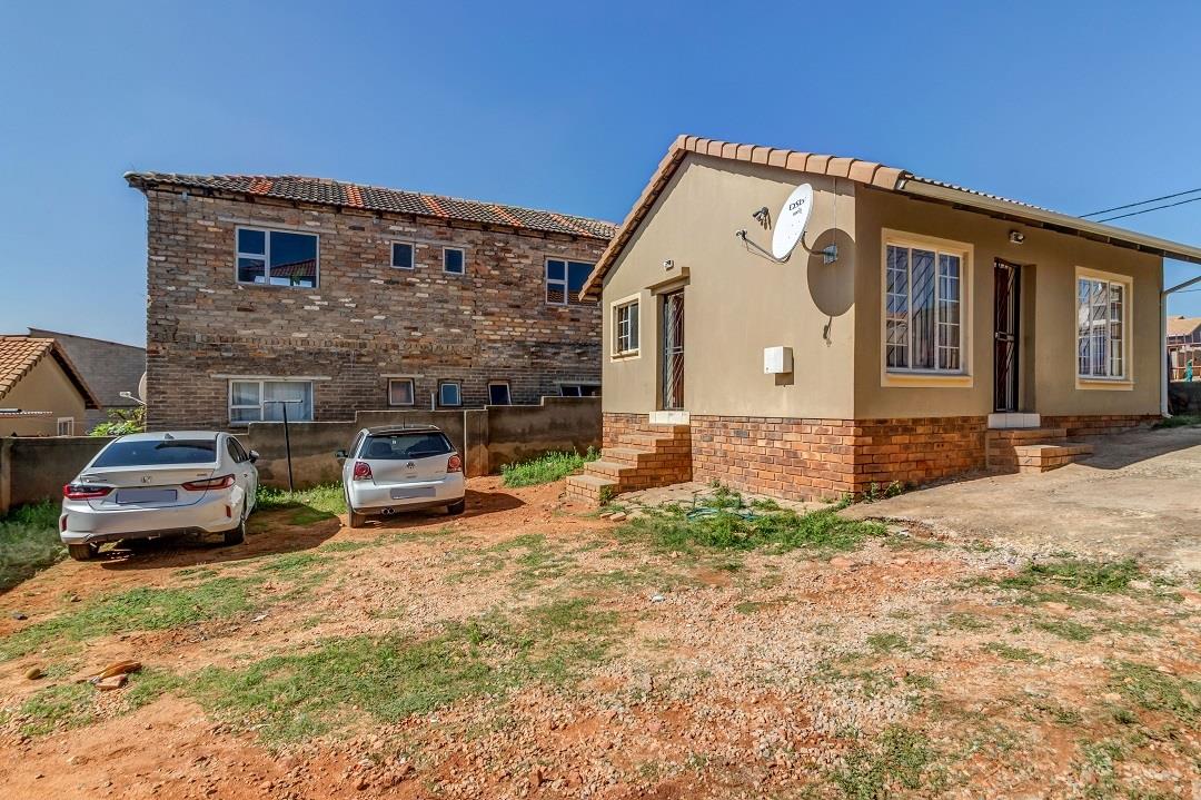 This house offers 2 bedrooms 1 bathroom loung  in Cosmo City