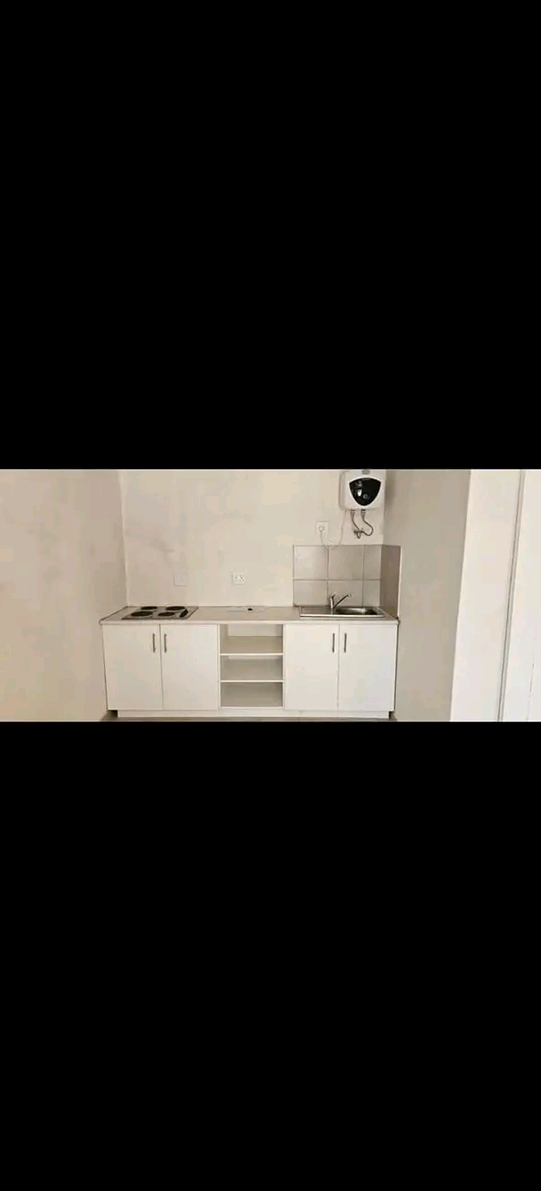 A nice bachelor that comes with  fitted wardr  in Birchleigh North
