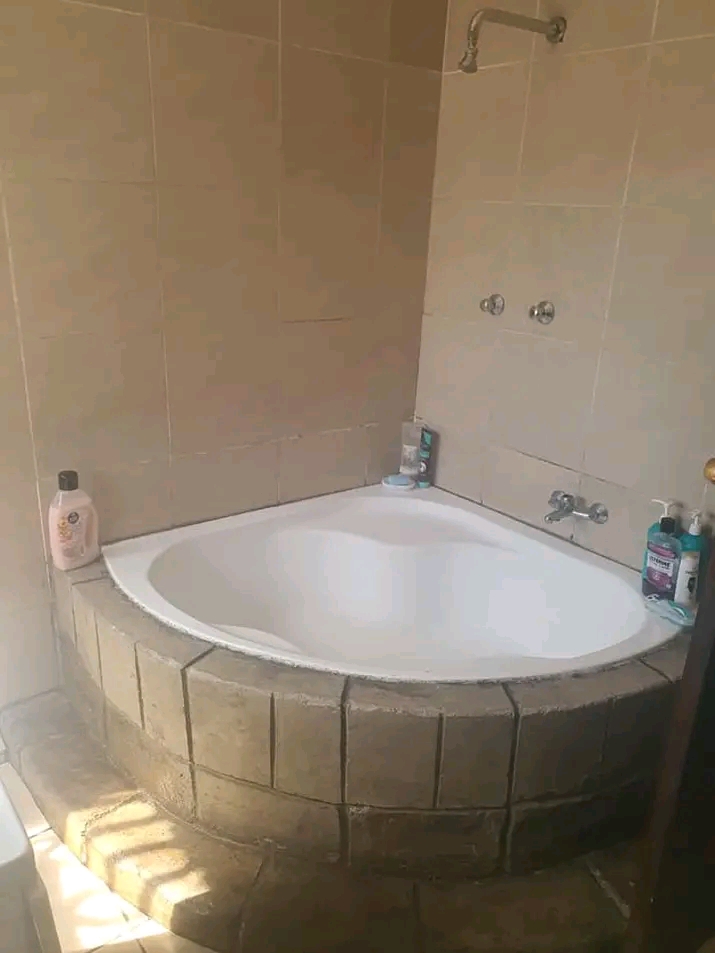 2 bedroom apartment to let
a 2 large bedroom  in Benoni