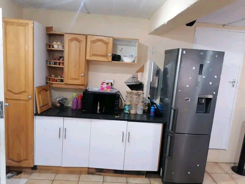 1 bedroom cottage  to let ..

 big room wit  in Kensington
