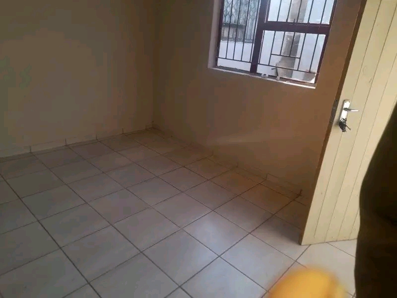 2 separetd  rooms  with tiles   rent  1 is r1  in Tembisa